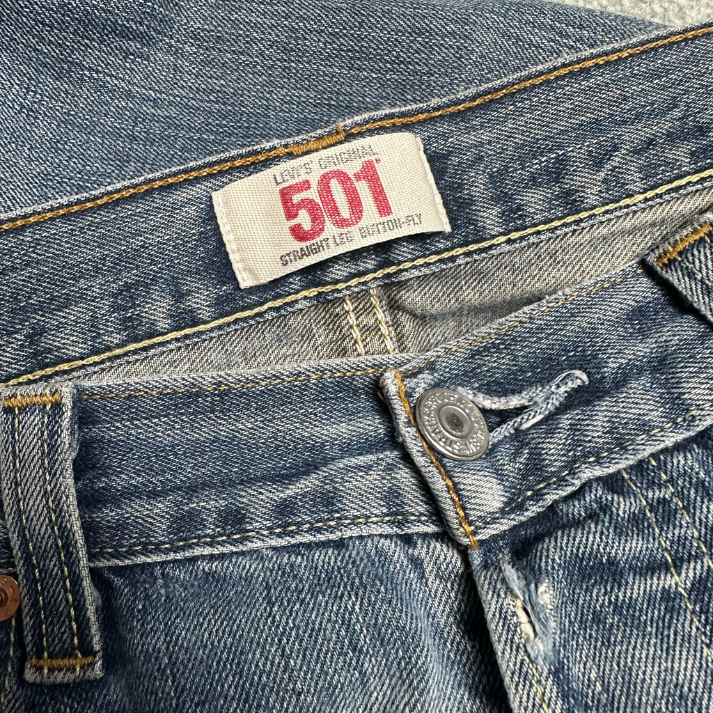 Vintage Levi’s 501 (M-L)