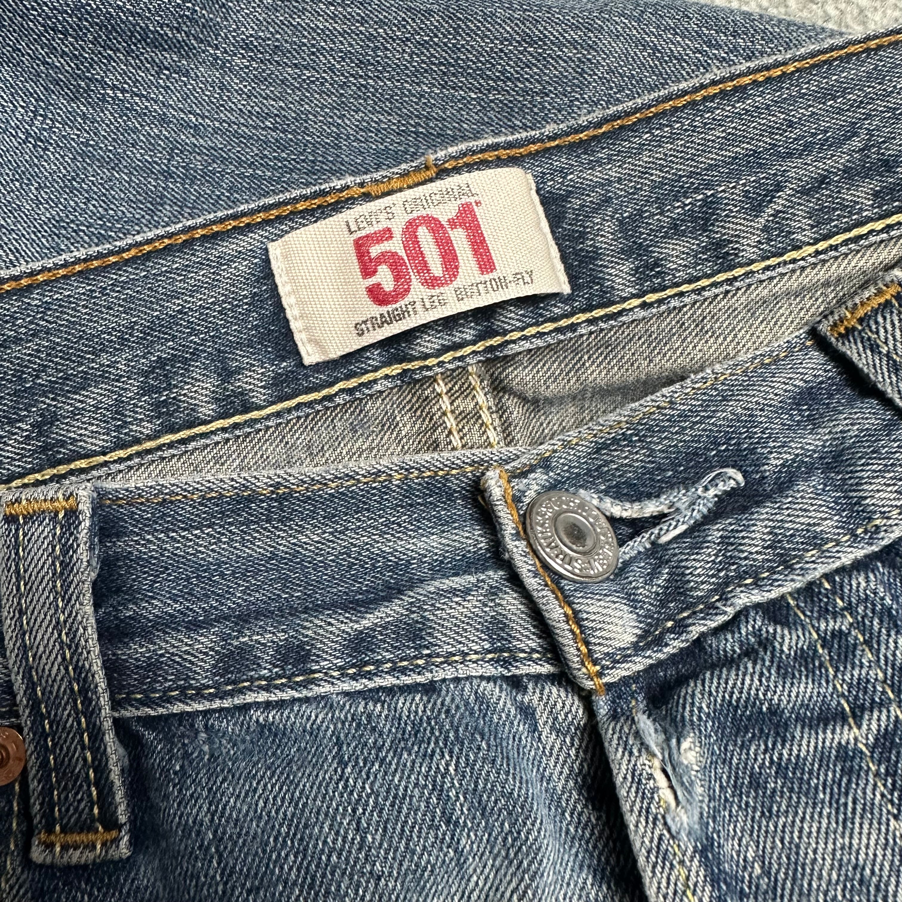 Vintage Levi’s 501 (M-L)