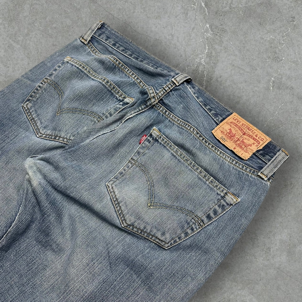Vintage Levi’s 501 (M-L)