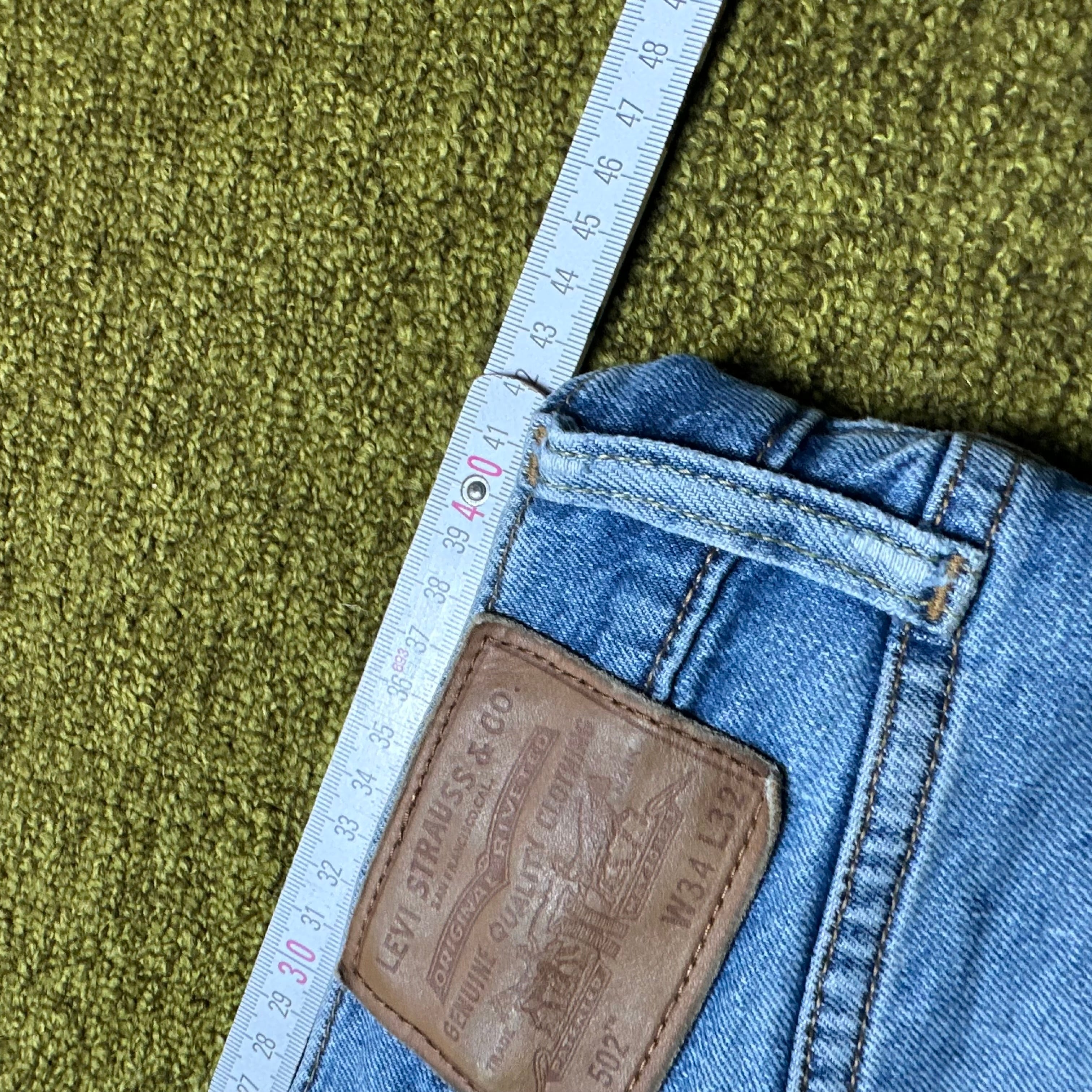 Vintage Levi’s 502 Jeans (M)